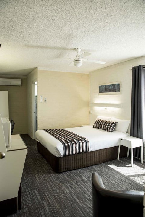 Coastal Bay Motel - Foster Accommodation 35
