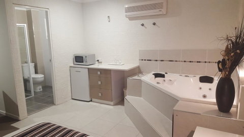 Coastal Bay Motel - Foster Accommodation 40