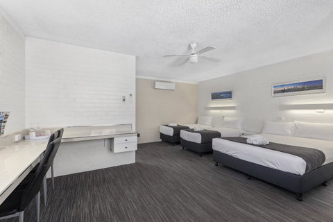 Coastal Bay Motel - Foster Accommodation 11