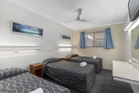 Coastal Bay Motel - Foster Accommodation 17