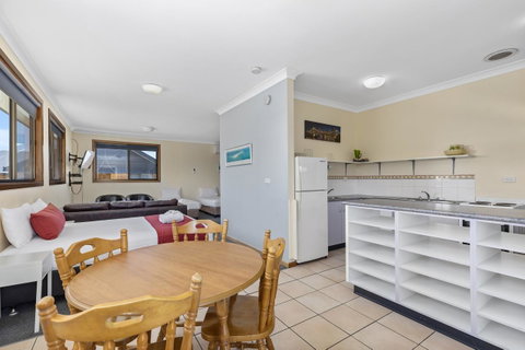 Coastal Bay Motel - Foster Accommodation 9