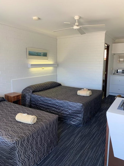 Coastal Bay Motel - Foster Accommodation 33