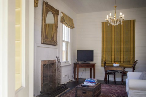 Hillview Heritage Hotel - Foster Accommodation 20
