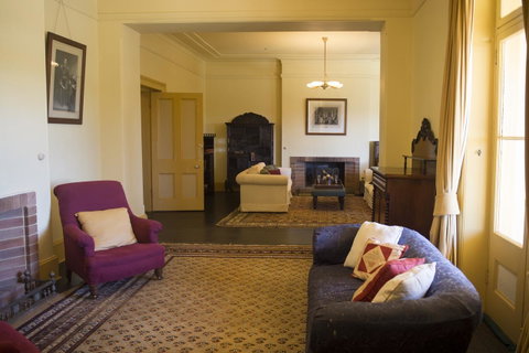 Hillview Heritage Hotel - Foster Accommodation 11