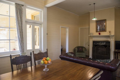 Hillview Heritage Hotel - Foster Accommodation 4