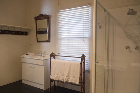 Hillview Heritage Hotel - Foster Accommodation 16