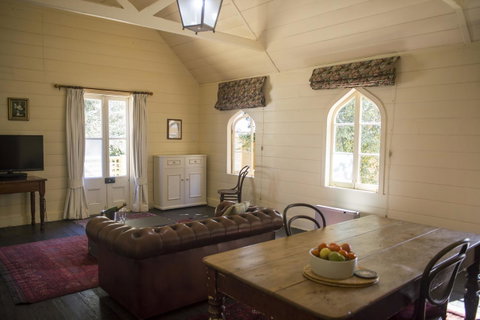 Hillview Heritage Hotel - Foster Accommodation 24