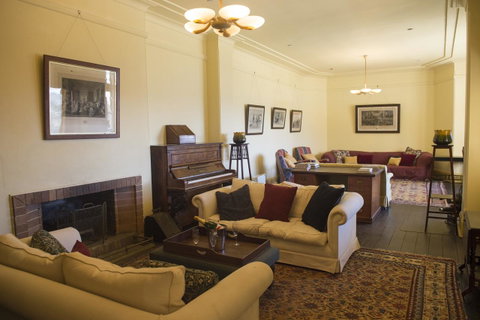 Hillview Heritage Hotel - Foster Accommodation 9