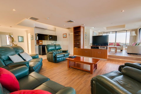Pacific Towers Beach Resort - Foster Accommodation 23