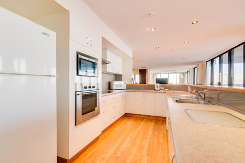 Pacific Towers Beach Resort - Foster Accommodation 18