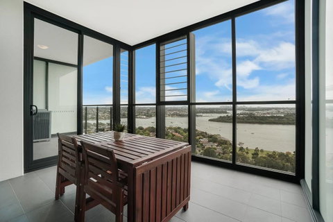 Cozy Apartment With Water View Plus Winter Garden - Foster Accommodation 12