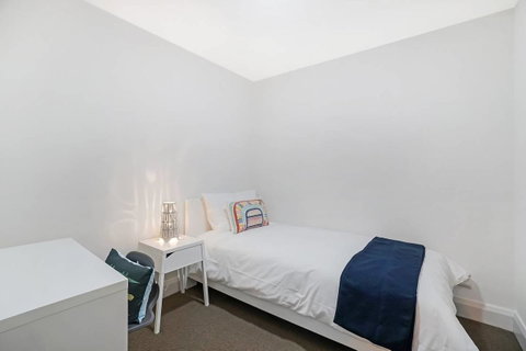 Cozy Apartment With Water View Plus Winter Garden - Foster Accommodation 3