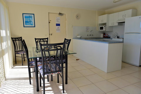Beach House Holiday Apartments - Foster Accommodation 11