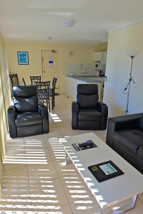 Beach House Holiday Apartments - Foster Accommodation 7