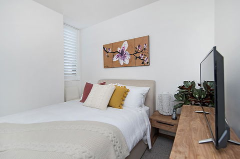 Arena Luxury Beachfront Apartment - Foster Accommodation 24