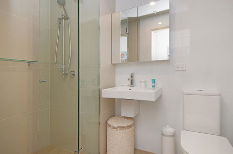 Arena Luxury Beachfront Apartment - Foster Accommodation 42