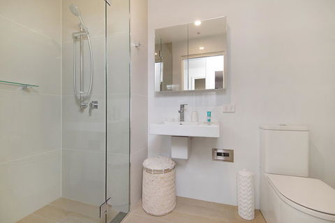 Arena Luxury Beachfront Apartment - Foster Accommodation 25