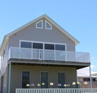 Red Waratah - Foster Accommodation