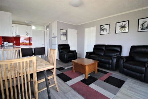 Beachfront 3, 25 Willow Street - Foster Accommodation 0