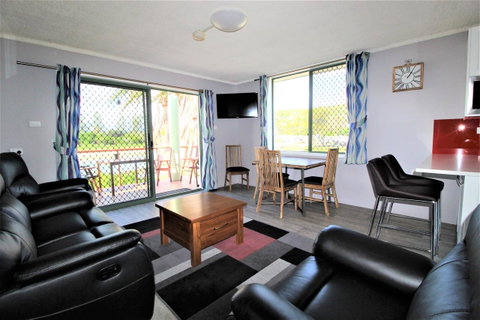 Beachfront 3, 25 Willow Street - Foster Accommodation 2