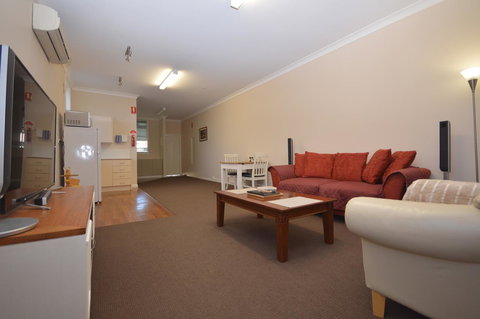 The Old Saddlery - Foster Accommodation 8