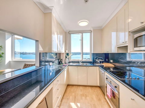 Panoramic Harbour Views And Unbeatable Comfort - Foster Accommodation 7