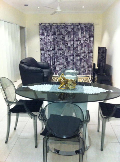 Nomikis\'On The Avenue - Foster Accommodation 20