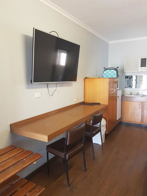 Safari Lodge Motel - Foster Accommodation 2