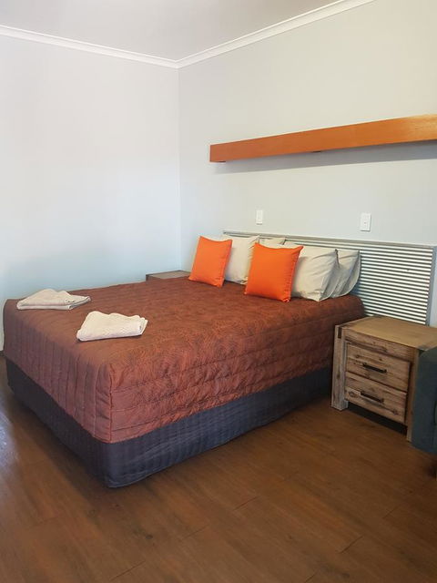 Safari Lodge Motel - Foster Accommodation 0