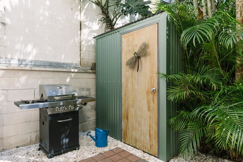 CitySide Apartment - 2 Bedroom With Private Courtyard - Foster Accommodation 12