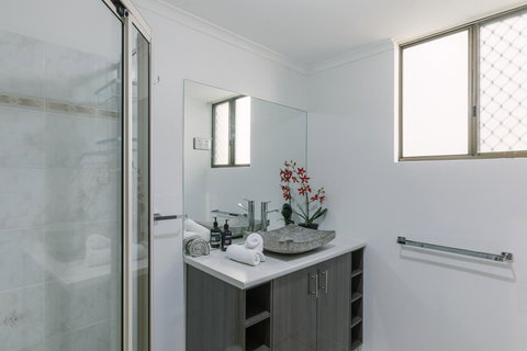 CitySide Apartment - 2 Bedroom With Private Courtyard - Foster Accommodation 16