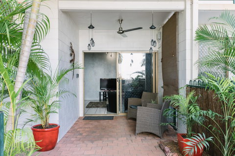 CitySide Apartment - 2 Bedroom With Private Courtyard - Foster Accommodation 7