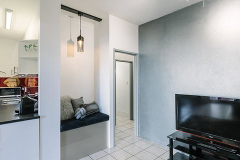 CitySide Apartment - 2 Bedroom With Private Courtyard - Foster Accommodation 8