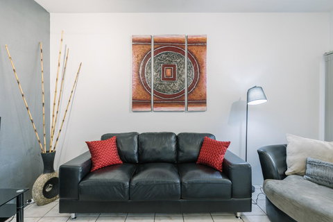 CitySide Apartment - 2 Bedroom With Private Courtyard - Foster Accommodation 4