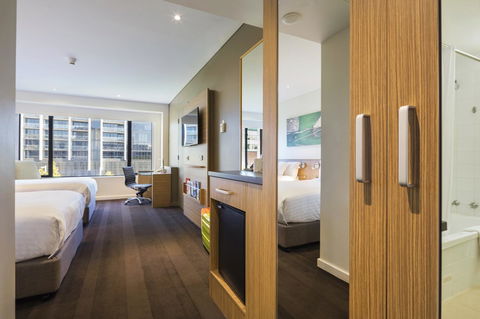 Crowne Plaza Canberra, An IHG Hotel - Foster Accommodation 23