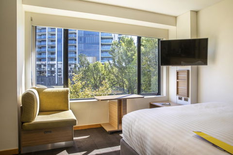 Crowne Plaza Canberra, An IHG Hotel - Foster Accommodation 14