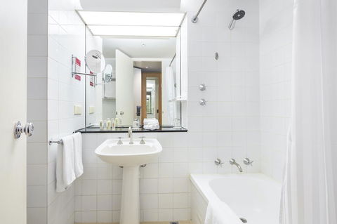 Crowne Plaza Canberra, An IHG Hotel - Foster Accommodation 26
