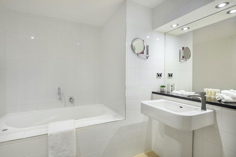 Crowne Plaza Canberra, An IHG Hotel - Foster Accommodation 28