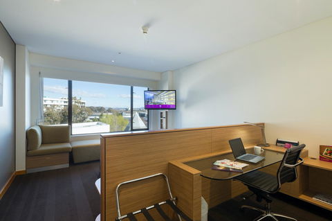 Crowne Plaza Canberra, An IHG Hotel - Foster Accommodation 15