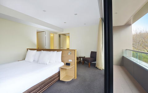 Crowne Plaza Canberra, An IHG Hotel - Foster Accommodation 13