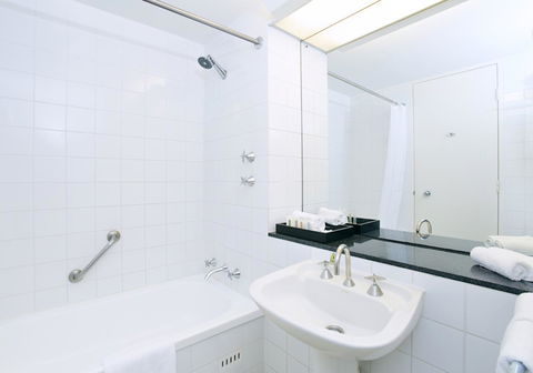 Crowne Plaza Canberra, An IHG Hotel - Foster Accommodation 25