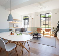 Boutique Sunlit Studio with Designer Furnishings - Foster Accommodation