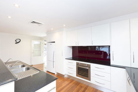 Brae Villa - Foster Accommodation 1