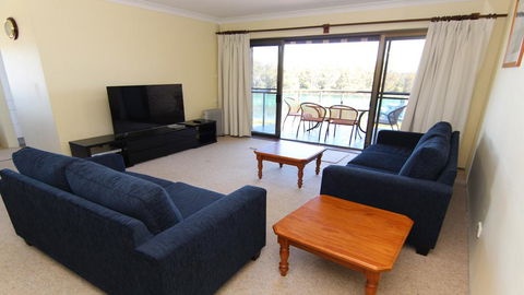 Braemar 7 - On The Lake! - Foster Accommodation 1