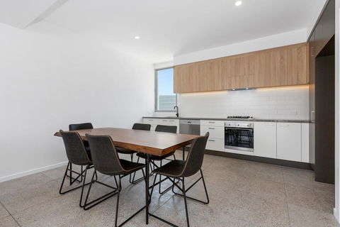 BRAND NEW OCEAN AVENUE TOWNHOUSE - Foster Accommodation 0