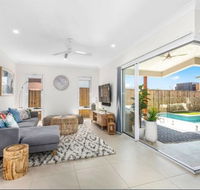 Brand New PRIZE HOME 50m path to beach - Foster Accommodation