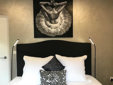 Bridal Falls Cottage - Foster Accommodation 2