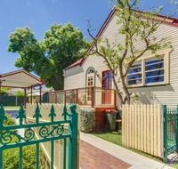 Bright 3-bedroom apartment - Central Armidale - Foster Accommodation