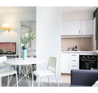 Bright modern studio steps from the action - Foster Accommodation