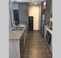 Bright Modern Stylish - Top Floor Apt - Woden - Foster Accommodation